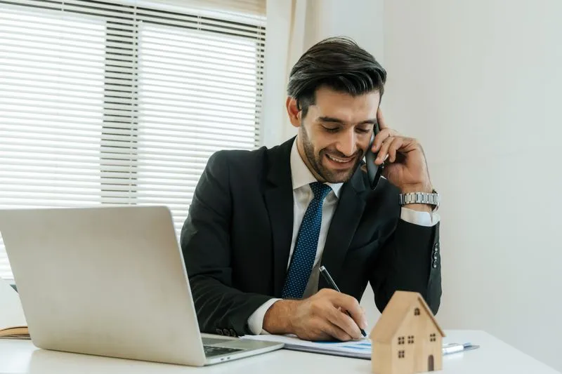 C’est un bon moyen pour compléter les méthodes traditionnelles pour trouver des clients, et c’est pratique d’avoir toutes les pièces justificatives des clients déjà chargées.